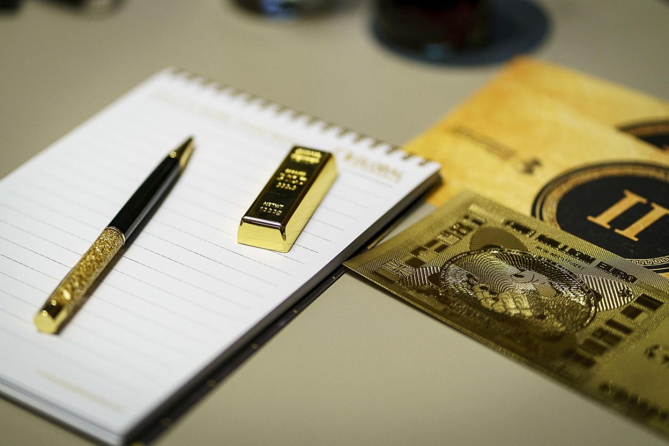 Close-up of a single gram of pure gold, illustrating the 1 Gram Gold Spot Price.