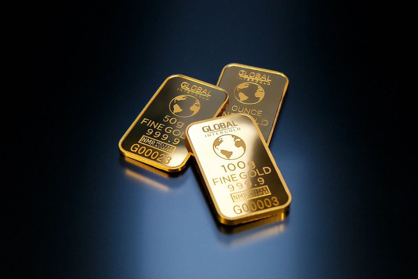 A polished 10 oz gold bar with the Summit Gold Resources logo subtly visible, representing secure investment in Kenyan gold.