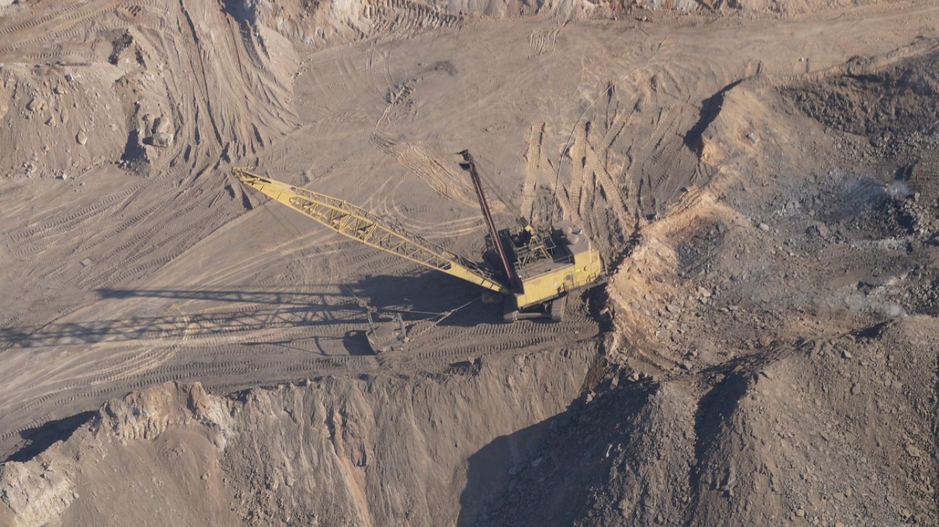 Best Nickel Stocks 2022: Illustration of industrial nickel resources and global supply chain connections.