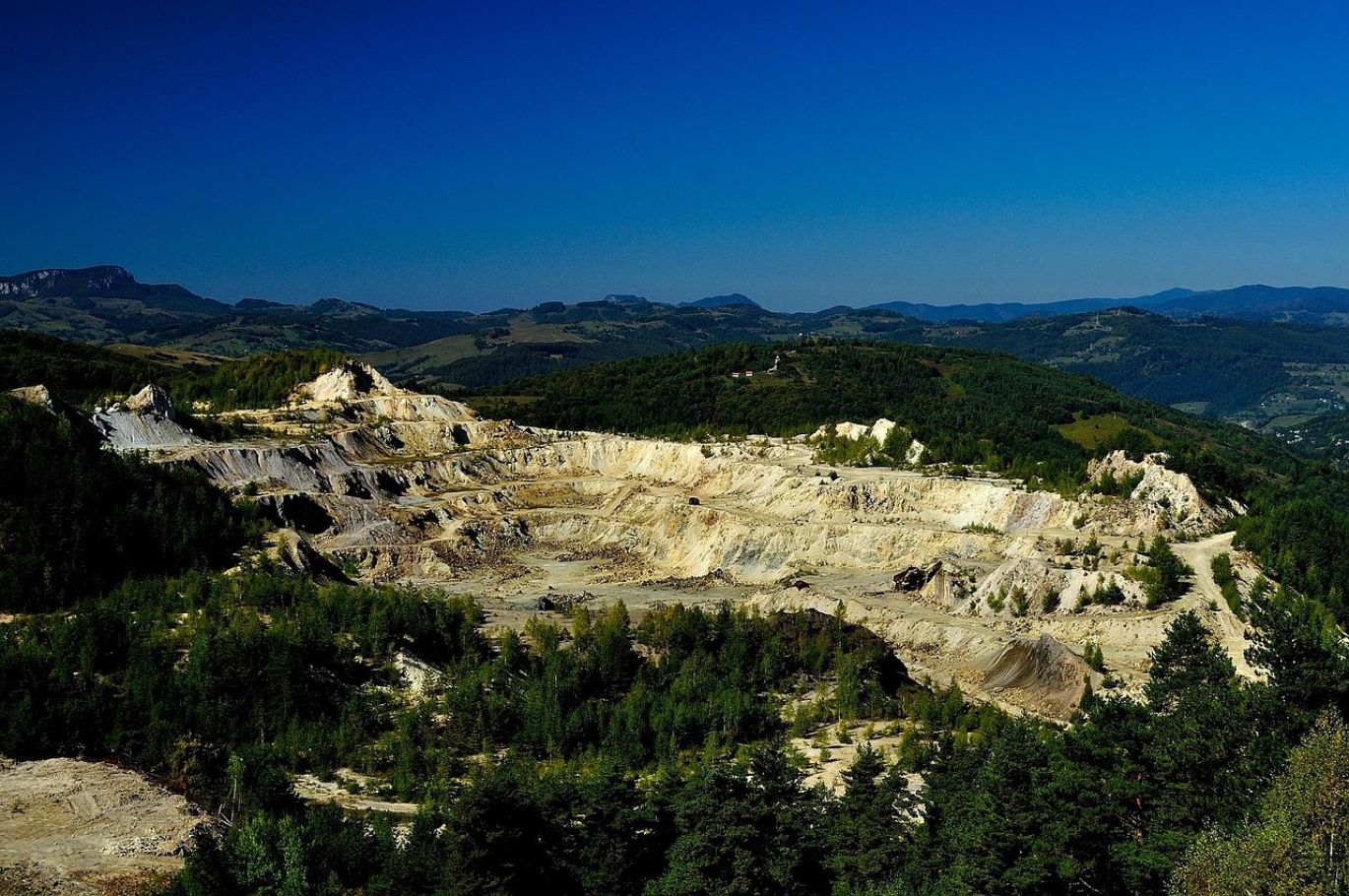Gold bars and stock charts illustrating Gold Mining Stocks That Pay Dividends