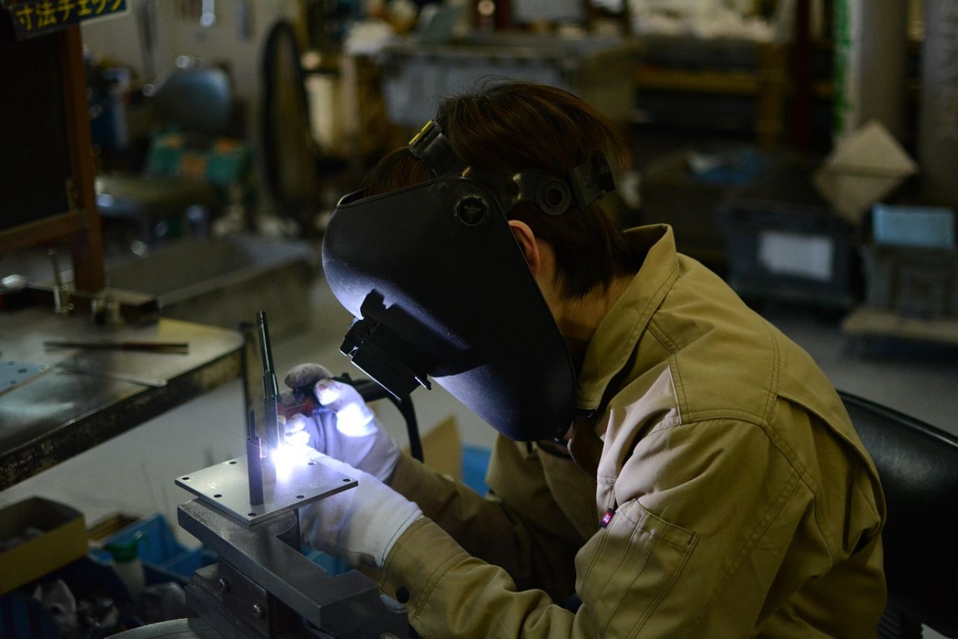 Close-up of fine gold wire being manufactured for industrial use by Summit Gold Resources, a leading Gold Wire Supplier.