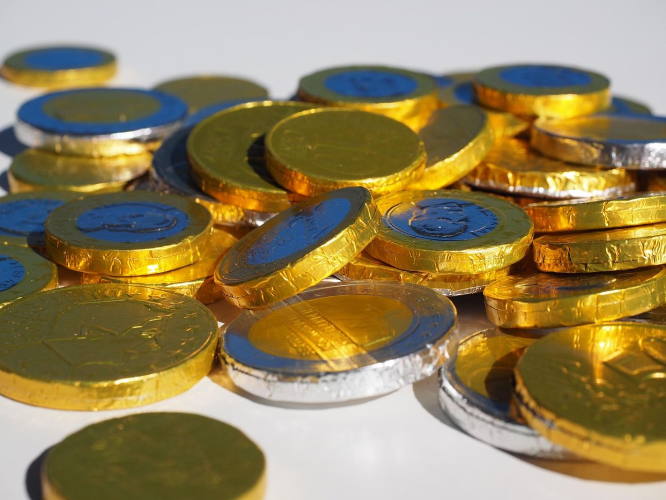 Gold bars and silver coins representing Highest Gold And Silver Prices from Summit Gold Resources