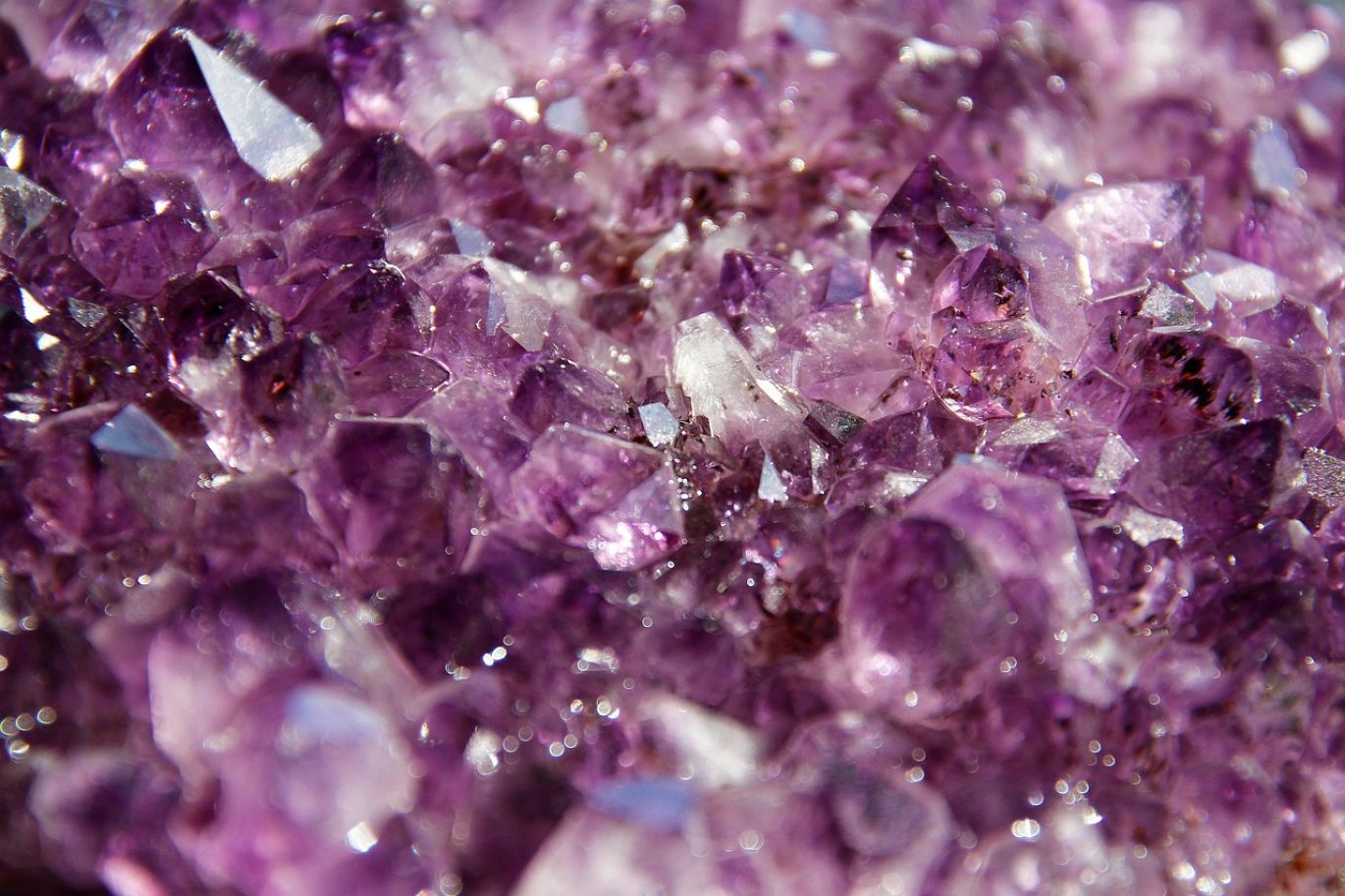 White crystalline Indium Chloride, a vital compound for electronics and industry