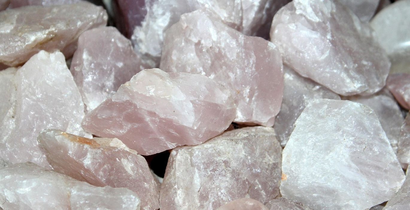 Close-up of high-quality quartz sand for industrial applications, sourced by Summit Gold Resources.