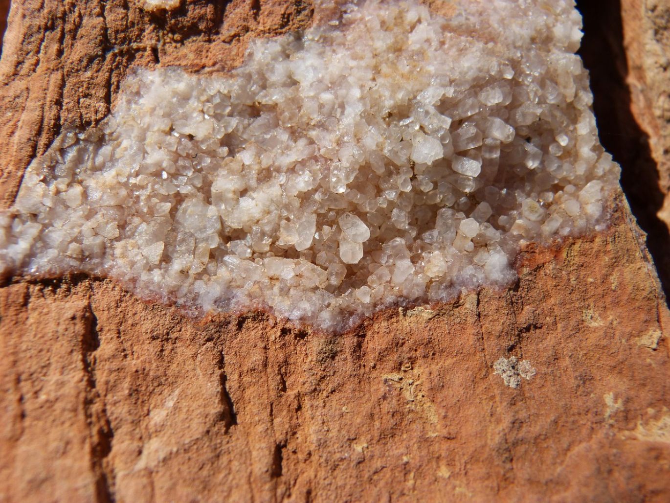 Close-up of high-quality quartz silica sand ready for industrial use, supplied by Summit Gold Resources.