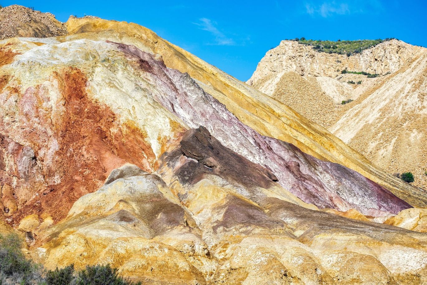 A sample of raw Rutile Ore mineral, highlighting its natural crystalline structure, sourced by Summit Gold Resources Kenya.