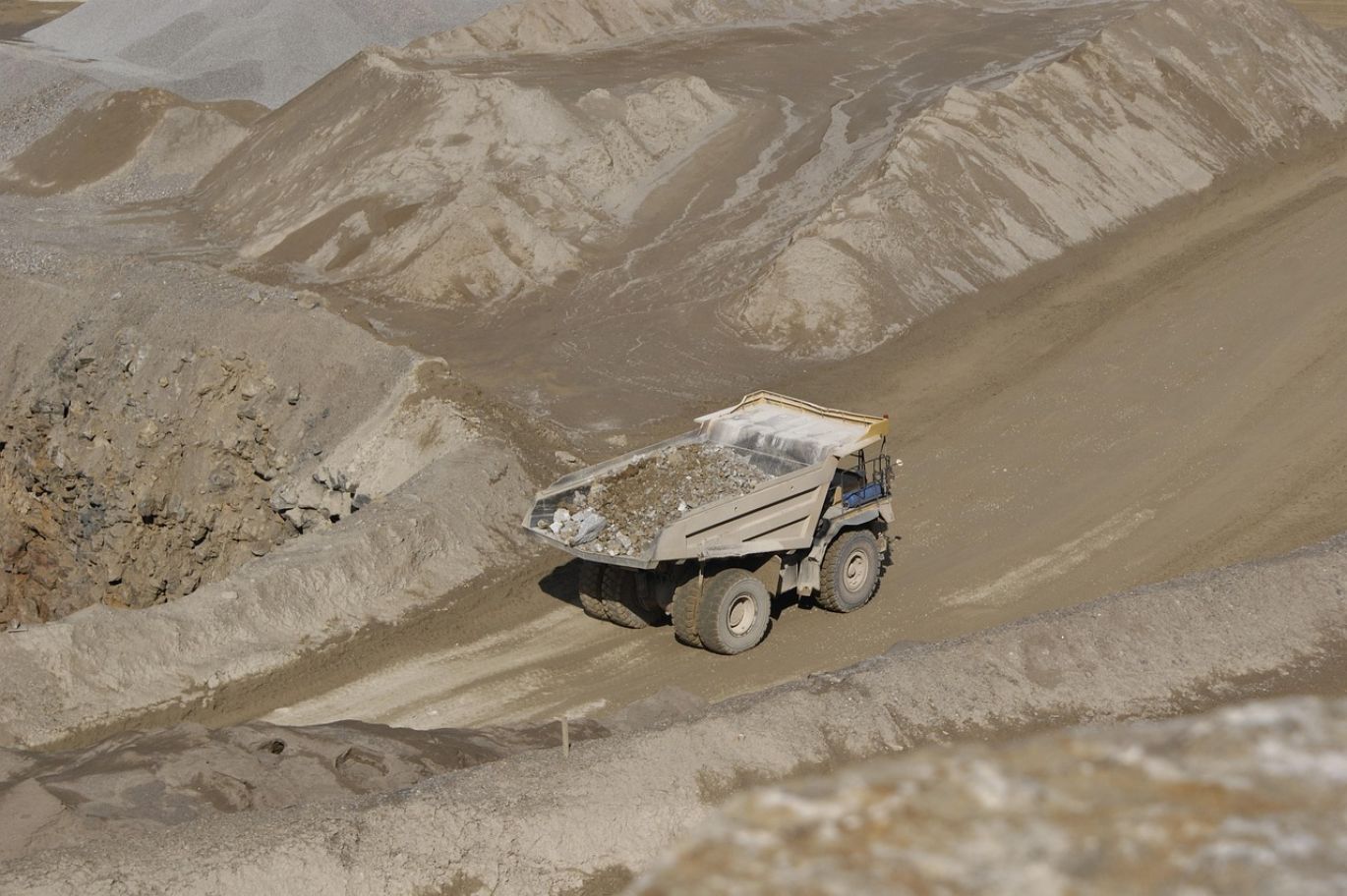 Silica sand being supplied by Summit Gold Resources, a leading mineral dealer in Kenya.