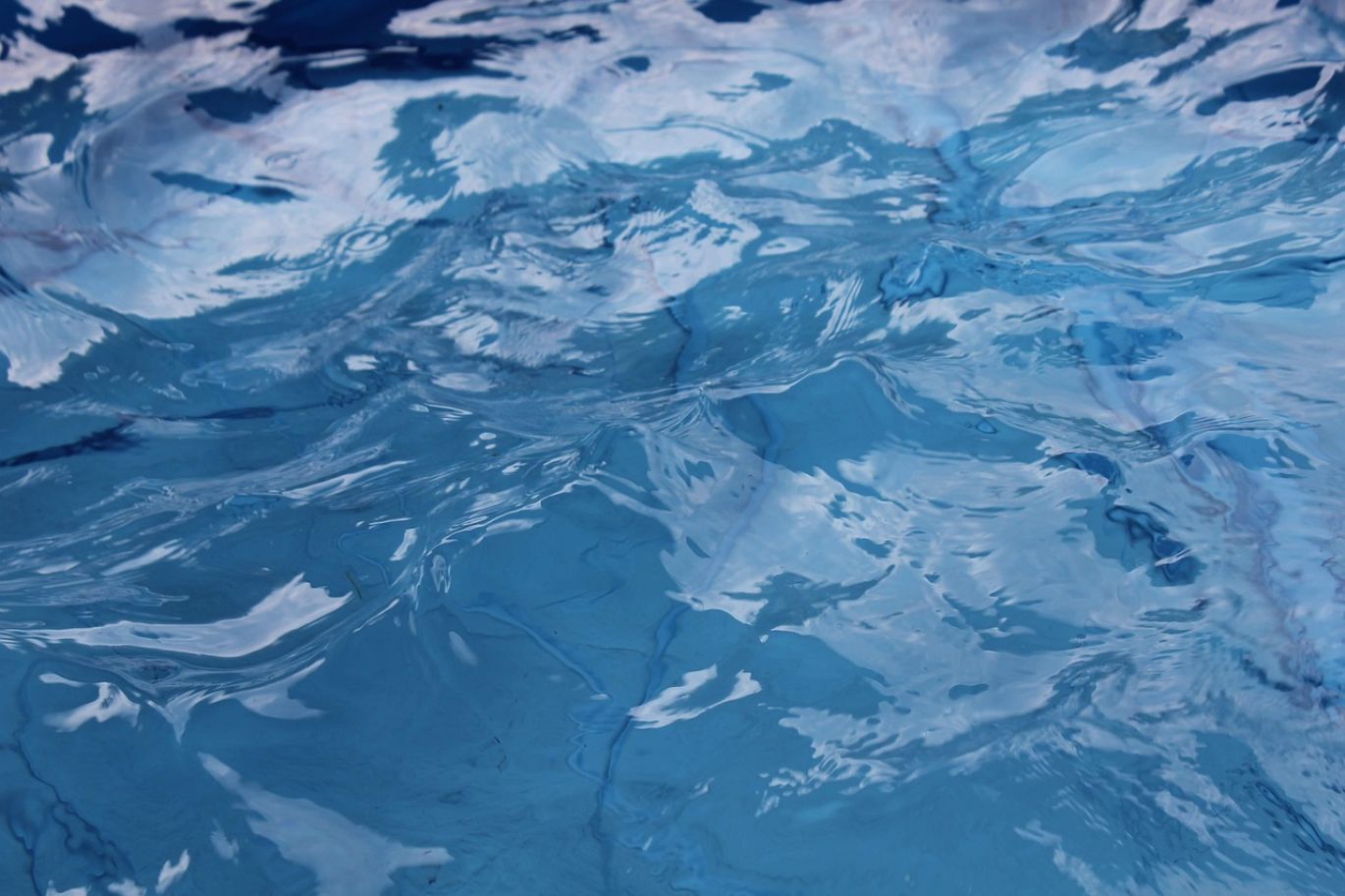 Crystal clear swimming pool water treated with Soda Ash For Green Pool