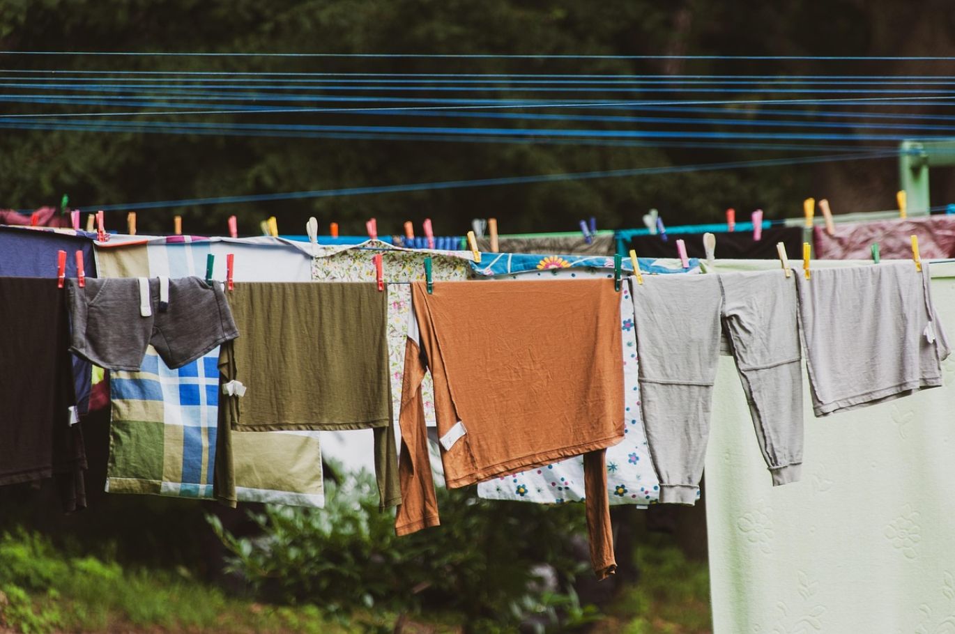 Washing Soda For Tie Dye: Preparing fabric for vibrant colors with sodium carbonate solution.